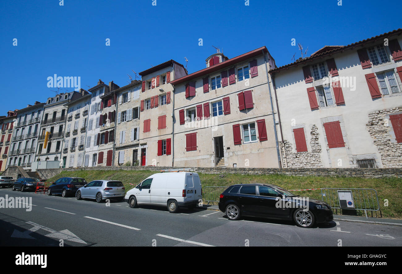 BAYONNE, FRANCE - Le 9 juillet 2016 : les vieilles maisons dans le centre de Bayonne, une ville dans la région Aquitaine du sud-ouest de la France. Banque D'Images