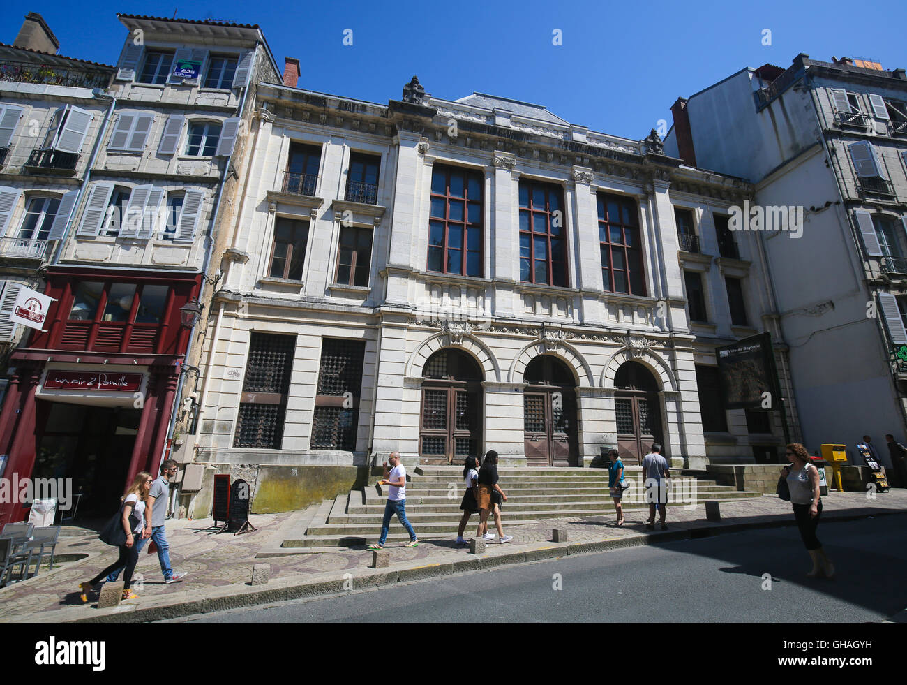 BAYONNE, FRANCE - Le 9 juillet 2016 : les vieilles maisons et la bibliothèque à Place Pasteur dans le centre de Bayonne, une ville de l'Aquitaine re Banque D'Images