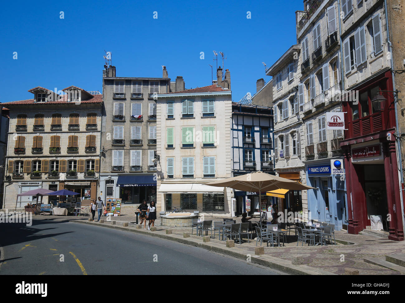 BAYONNE, FRANCE - Le 9 juillet 2016 : les vieilles maisons dans le centre de Bayonne, une ville dans la région Aquitaine du sud-ouest de la France. Banque D'Images