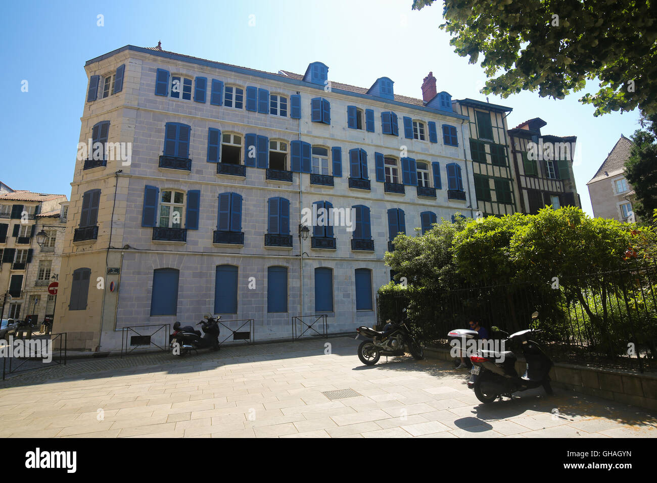 BAYONNE, FRANCE - Le 9 juillet 2016 : les vieilles maisons dans le centre de Bayonne, une ville dans la région Aquitaine du sud-ouest de la France. Banque D'Images