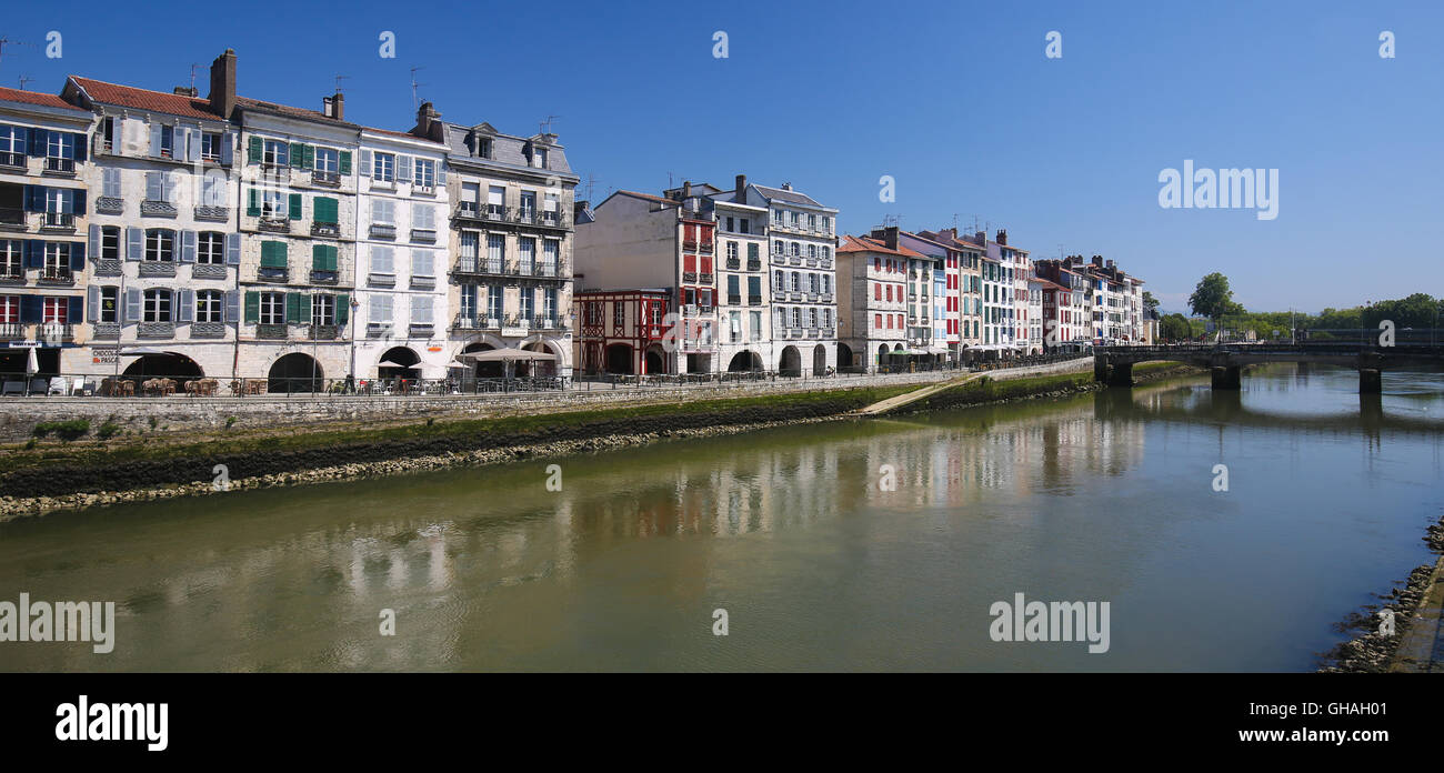 BAYONNE, FRANCE JUILLET , 2016 les vieilles maisons par la rivière