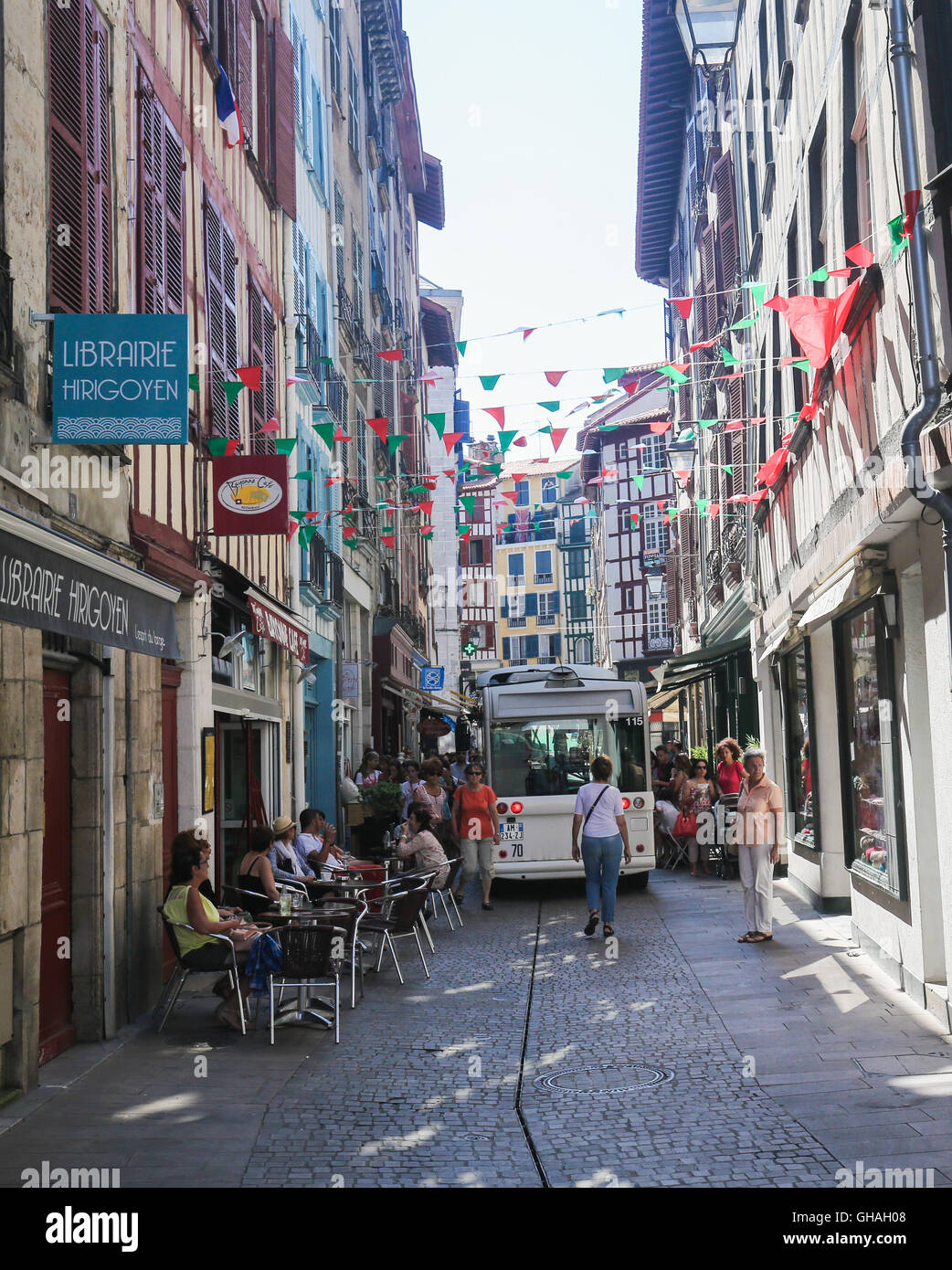 BAYONNE, FRANCE - Le 9 juillet 2016 : les vieilles maisons dans le centre de Bayonne, une ville dans la région Aquitaine du sud-ouest de la France. Banque D'Images