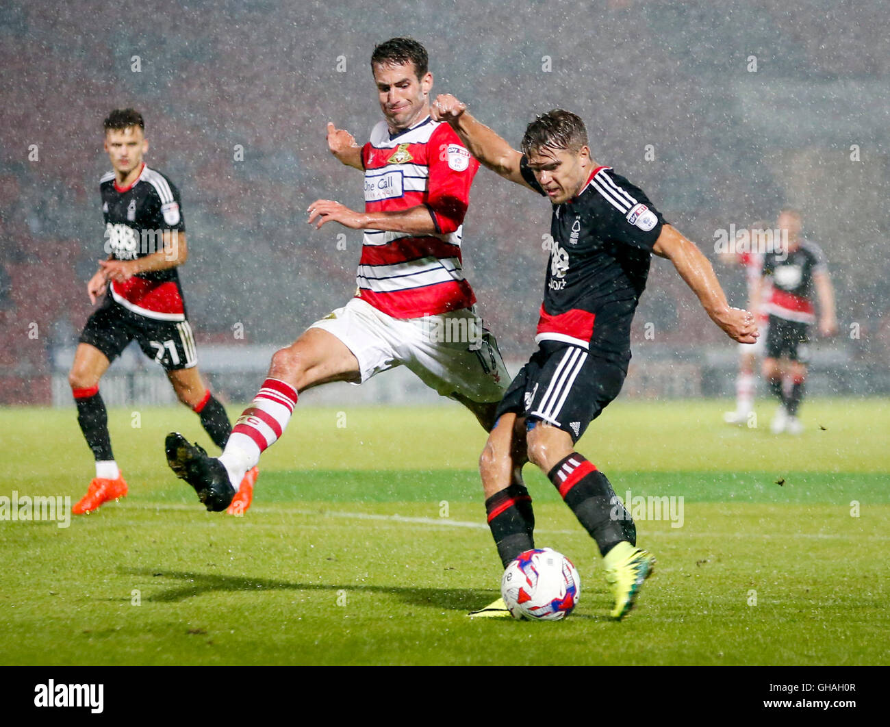 Nottingham Forest's Jamie Ward marque son deuxième but de côtés pendant le premier tour de pari le ciel à l'EFL Cup Stade Keepmoat, Doncaster. Banque D'Images