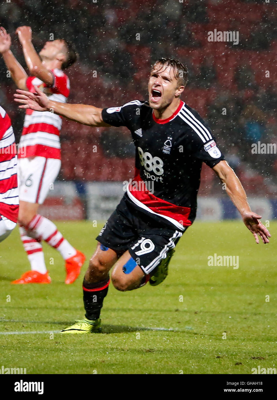 Nottingham Forest's Jamie Ward célèbre marquant son deuxième but de côtés pendant le premier tour de pari le ciel à l'EFL Cup Stade Keepmoat, Doncaster. Banque D'Images