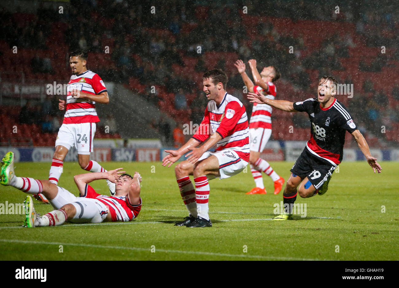 Nottingham Forest's Jamie Ward célèbre marquant son deuxième but de côtés pendant le premier tour de pari le ciel à l'EFL Cup Stade Keepmoat, Doncaster. Banque D'Images