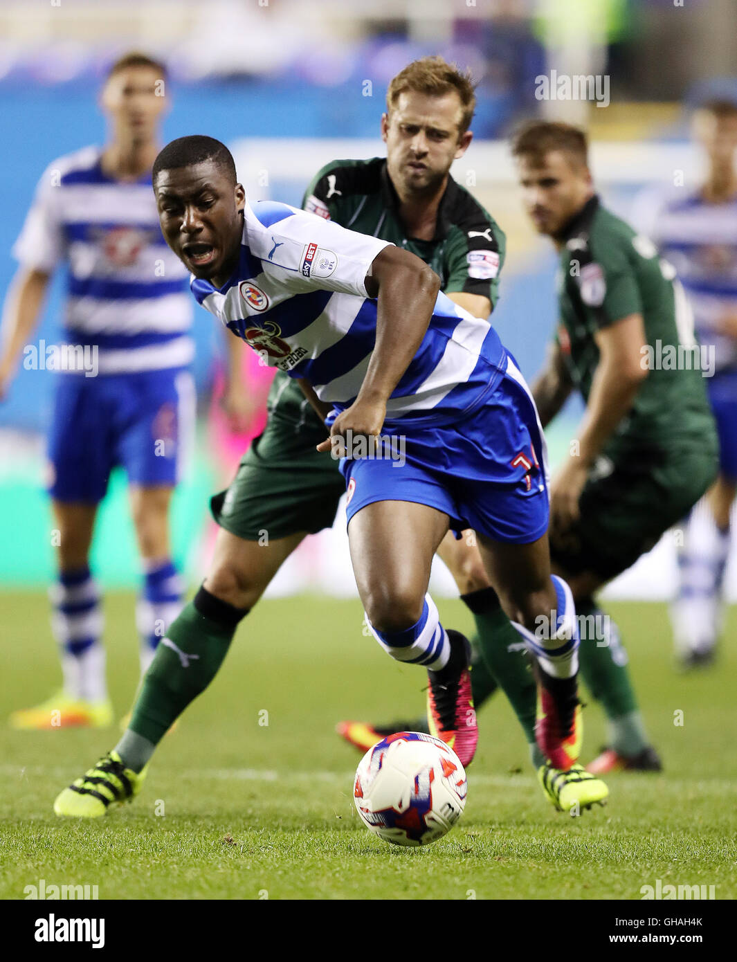 La lecture Yakou Meite est abordé par Plymouth Argyle's David Fox lors du premier match de la Sky Bet EFL Cup à l'Madejski Stadium, lecture. Banque D'Images