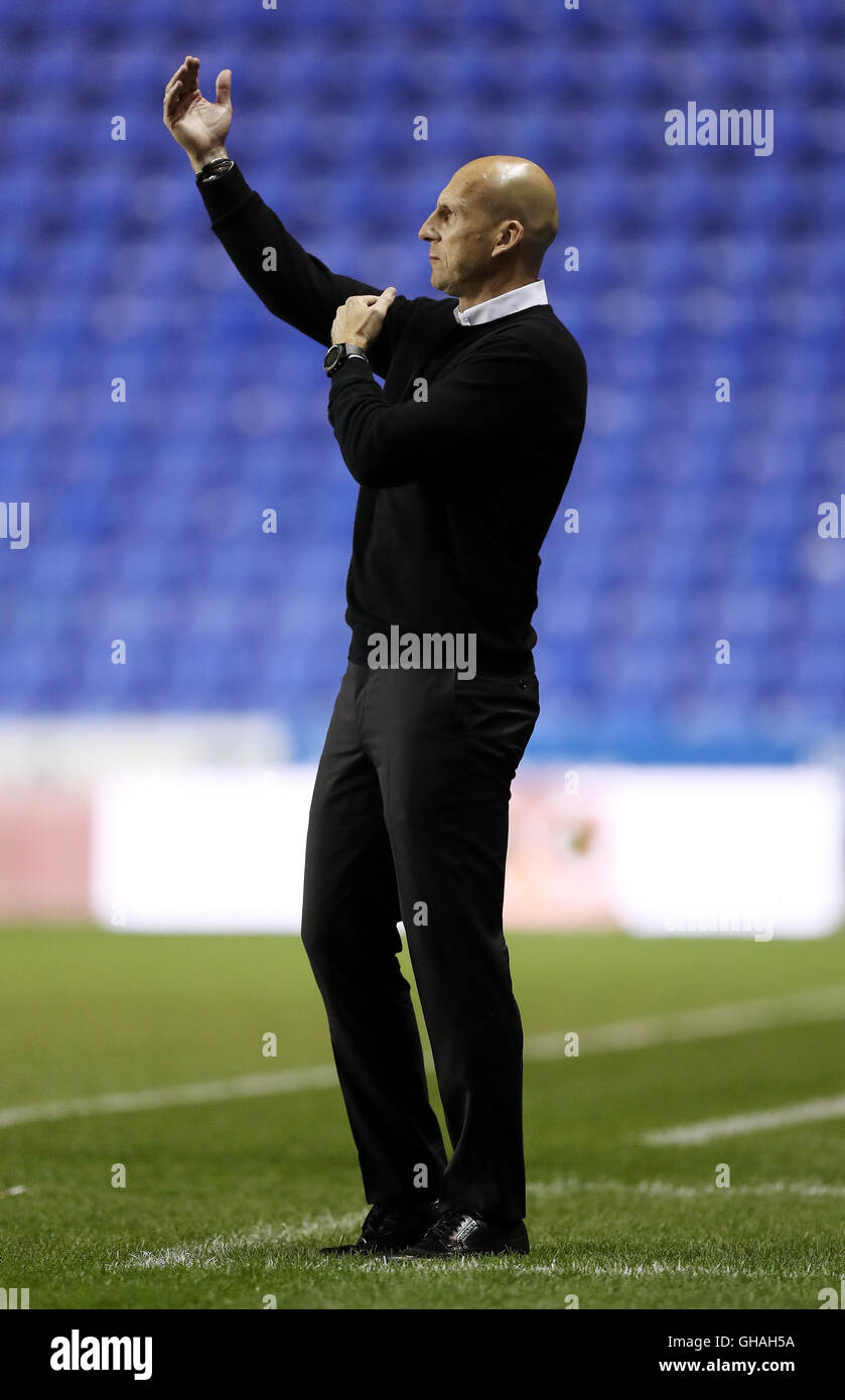 Jaap Stam gestionnaire de lecture sur la ligne de touche lors du premier tour le match du Sky Bet EFL tasse au stade Madejski, lecture. Banque D'Images
