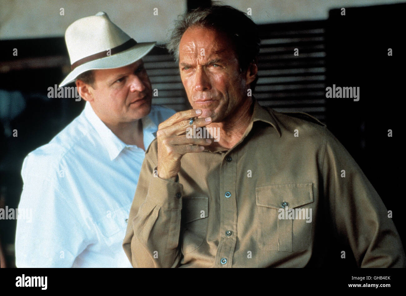 WEISSER JÄGER, SCHWARZES HERZ chasseur blanc, Cœur Noir USA 1990 Clint Eastwood Paul Landers (George Dzundza) und John Wilson (CLINT EASTWOOD) Régie : Clint Eastwood aka. Chasseur blanc, coeur noir Banque D'Images