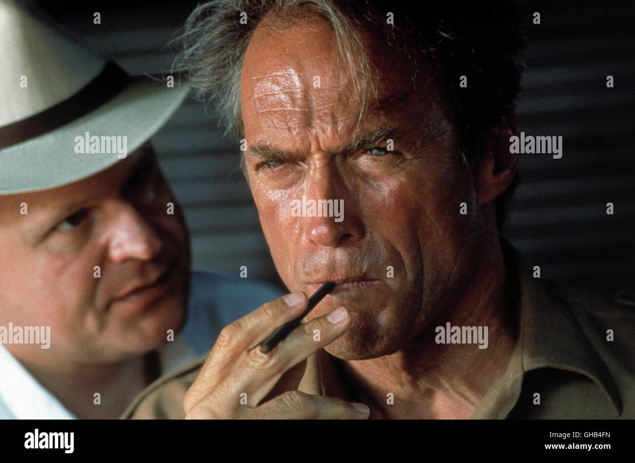 WEISSER JÄGER, SCHWARZES HERZ chasseur blanc, Cœur Noir USA 1990 Clint Eastwood Paul Landers (George Dzundza) und John Wilson (CLINT EASTWOOD) Régie : Clint Eastwood aka. Chasseur blanc, coeur noir Banque D'Images
