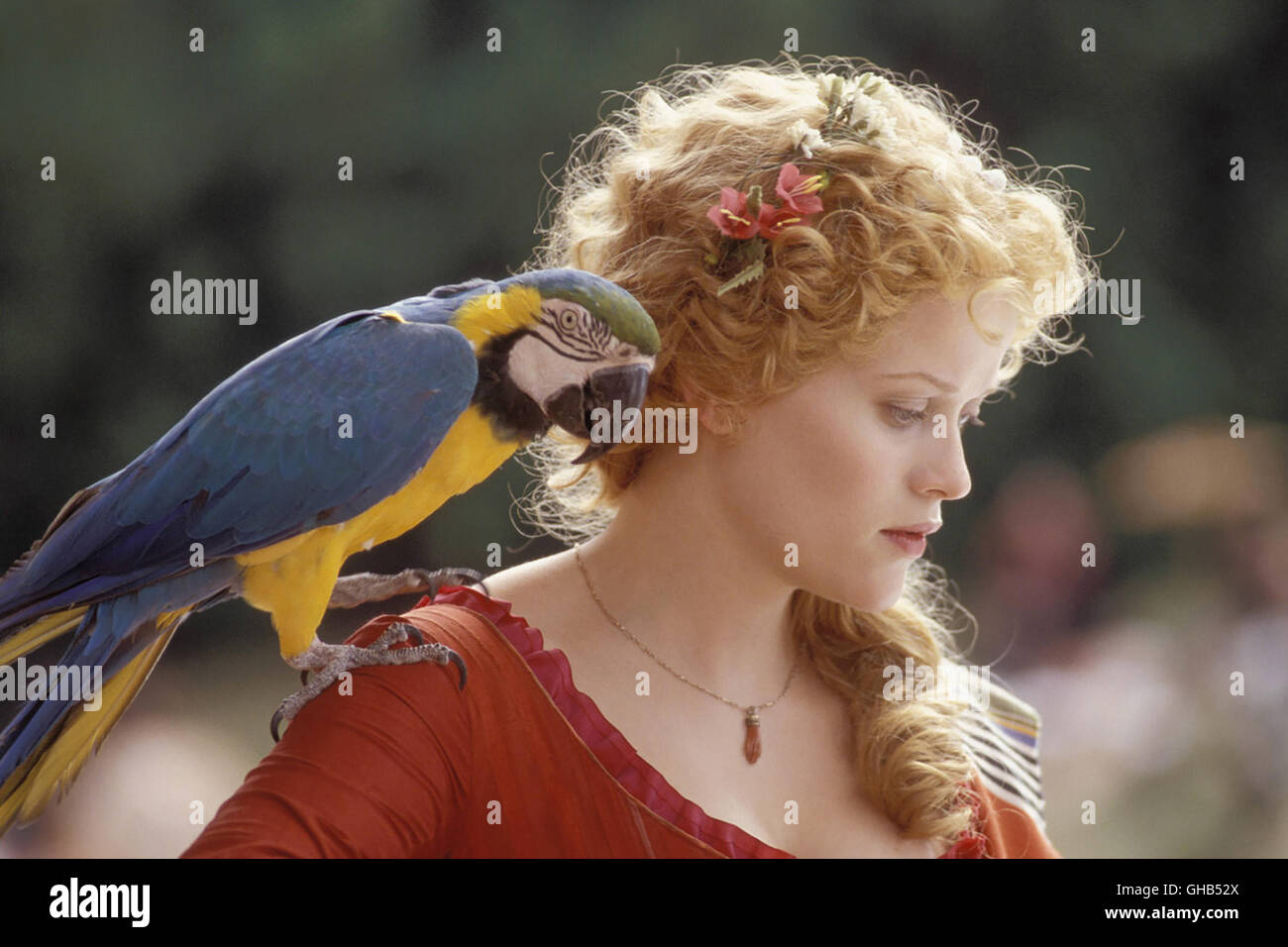 VANITY FAIR UK/USA 2004 Mira Neir Becky Sharp (Reese Witherspoon) mit Papagei. Regie : Mira Neir Banque D'Images