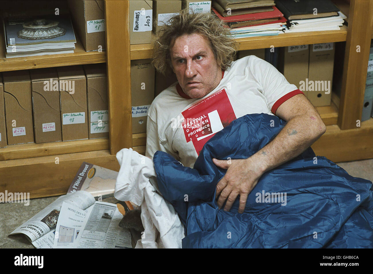 Frankreich 2005 BOUDU Gérard Jugnot Der obdachlose Boudu (Gérard Depardieu) dans notdürftigen Schlafstätte senneur. Comedy Regie : Gerard Jugnot Banque D'Images