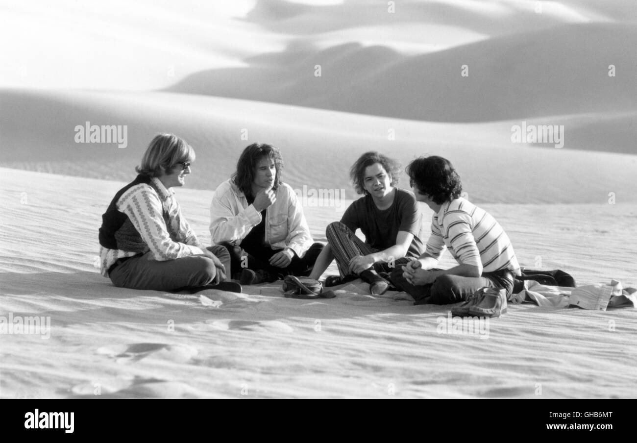 Les portes USA 1991 Oliver Stone Ray Manzarek (KYLE MACLACHLAN), Jim Morrison (VAL KILMER), Robby Krieger (FRANK WHALEY) und John Densmore (KEVIN DILLON), Bandgründer les portes 'von'. Regie : Oliver Stone Banque D'Images