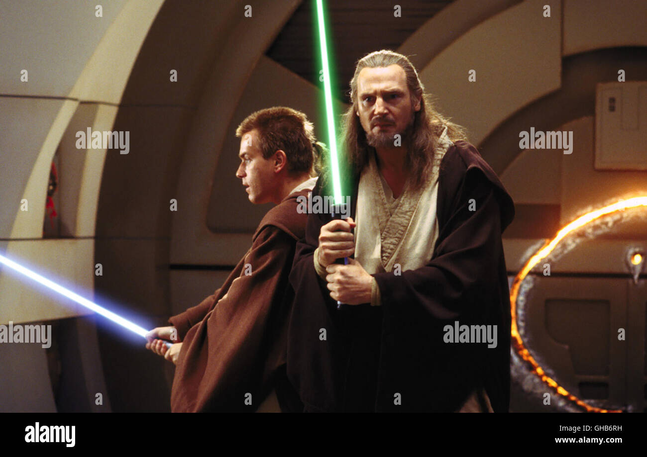 STAR WARS : Episode I - LA MENACE FANTÔME USA 1999 George Lucas Obi-Wan Kenobi (EWAN MCGREGOR) und Qui-Gon Jinn (Liam Neeson) mit den Lichtschwertern. Regie : George Lucas Banque D'Images