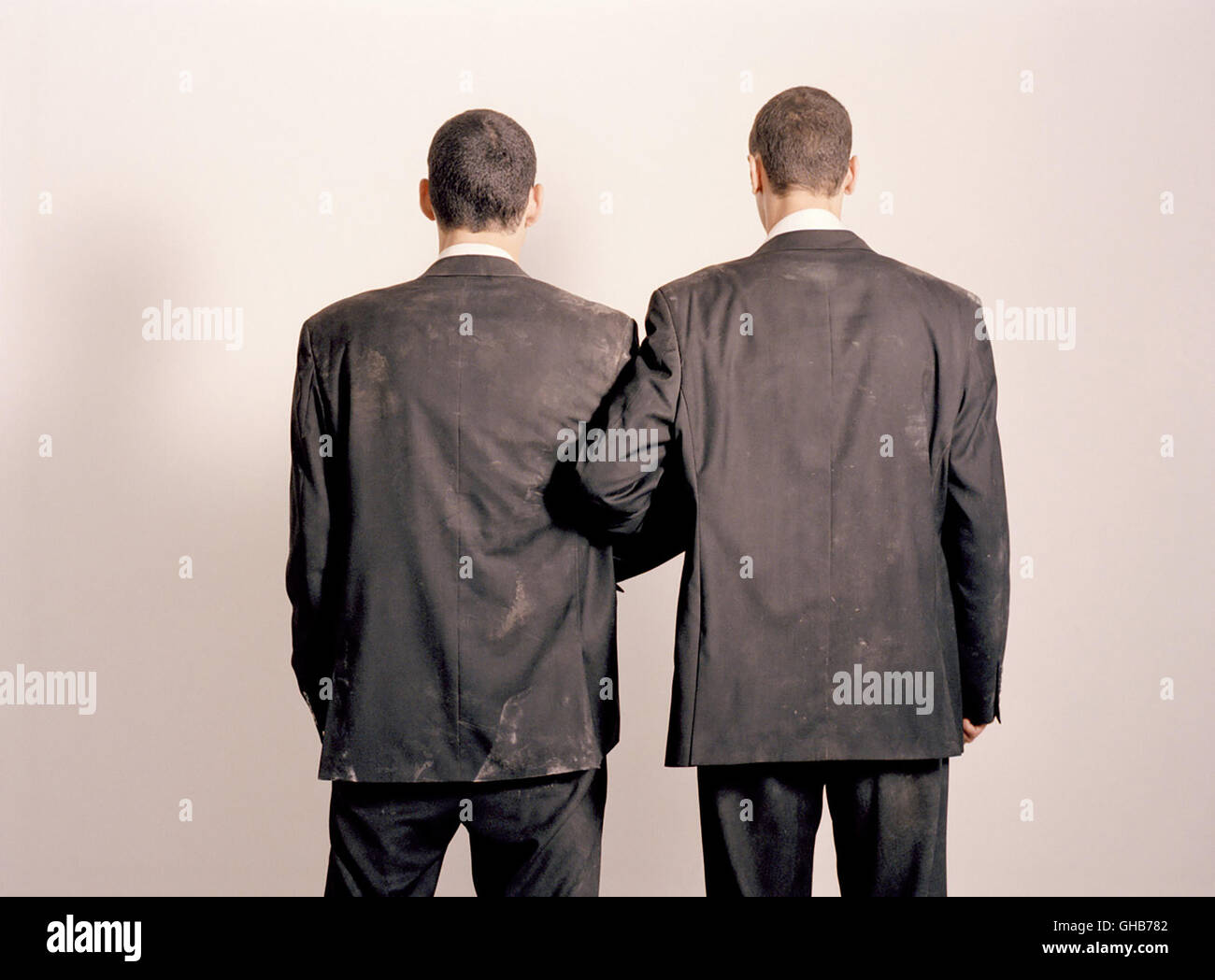 PARADISE NOW F/D/NL2005 de Hany Abu-Assad schwarze Anzüge, gekleidet gehen dit (KAIS NASHEF) et Khaled (ALI SULIMAN) in Ihrem le destin d'entgegen. Regie : Hany Abu-Assad Banque D'Images