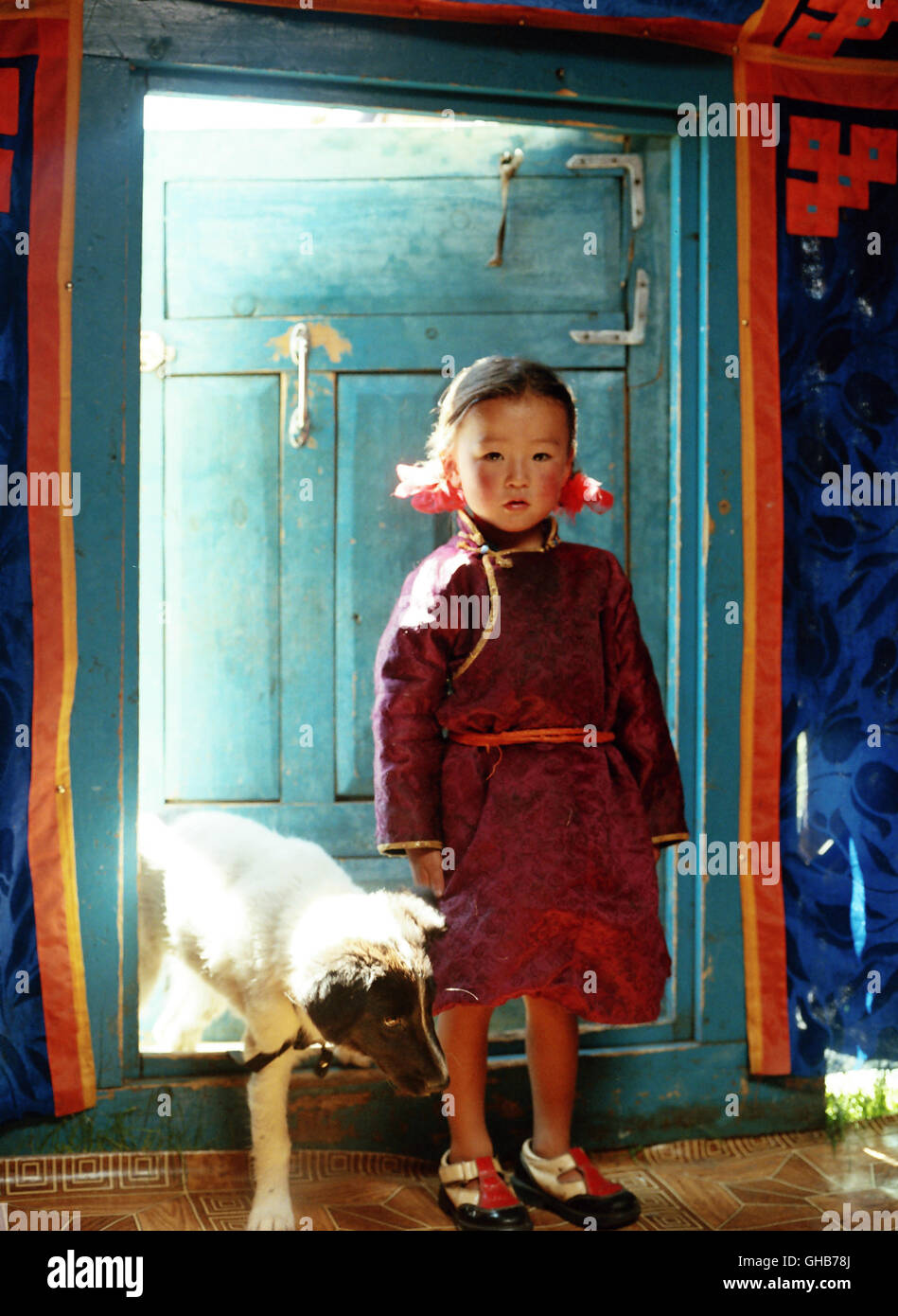 DIE HÖHLE DES GELBEN HUNDES D 2005 Nansalmaa Batchuluun Byambasuren Davaa, die jüngste Tochter der mongolischen Nomadenfamilie. Regie : Byambasuren Davaa Banque D'Images