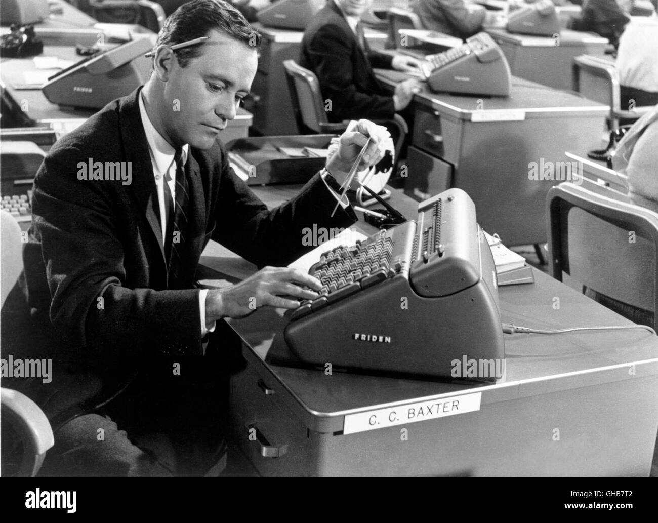 DAS APPARTEMENT L'appartement USA 1960 Billy Wilder Baxter (Jack Lemmon) an der Rechenmaschine. Comedy Regie : Billy Wilder aka. L'appartement Banque D'Images