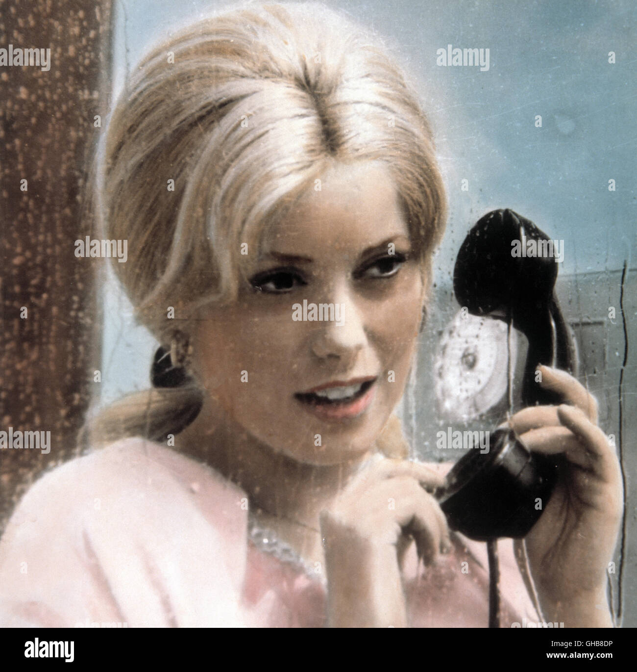 UN MONSIEUR DE COMPAGNIE Frankreich 1965 Philippe de Broca Isabelle (Catherine Deneuve) Comedy Regie : Philippe de Broca Banque D'Images