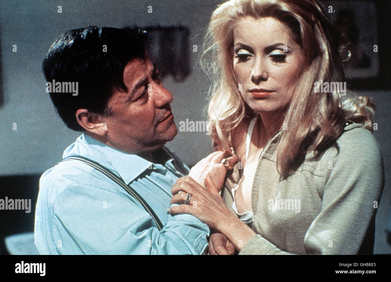 BELLE DE JOUR - SCHÖNE DES TAGES Belle de Jour/Frankreich Italien 1967 Luis Bunuel Monsieur Adolphe (FRANCIS BLANCHE), Séverine/Belle de jour (Catherine Deneuve) Régie : Luis Bunuel aka. Belle de Jour Banque D'Images