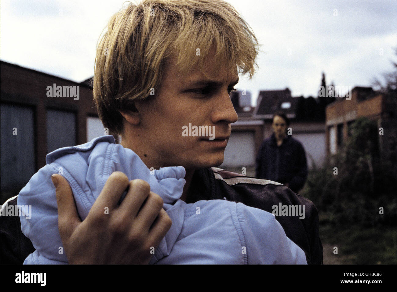 DAS GENRE L'enfant France/Belgique 2005 Jean-Pierre et Luc Dardenne Bruno (Jérémie Renier) et le bébé Regie : Jean-Pierre et Luc Dardenne aka. L'enfant Banque D'Images