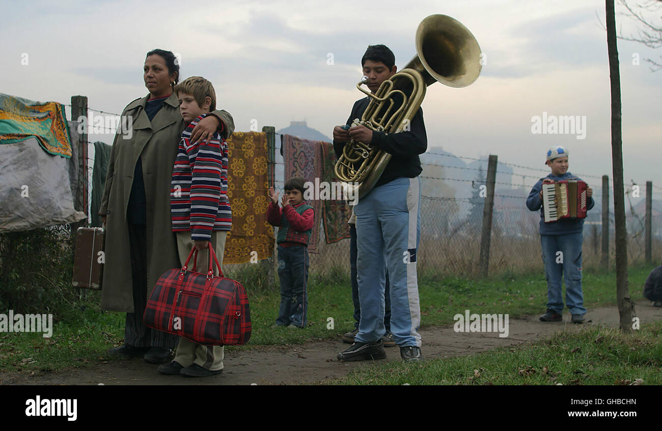 ALLE KINDER DIESER WELT All the Invisible Children Italie 2005 Court-métrage : 'Blue Gypsy" Réalisateur Emir Kusturica, scène avec Uros MILOVANOVIC UROS) et la mère (MIHONA VASIC) aka. Tous les enfants invisibles Banque D'Images