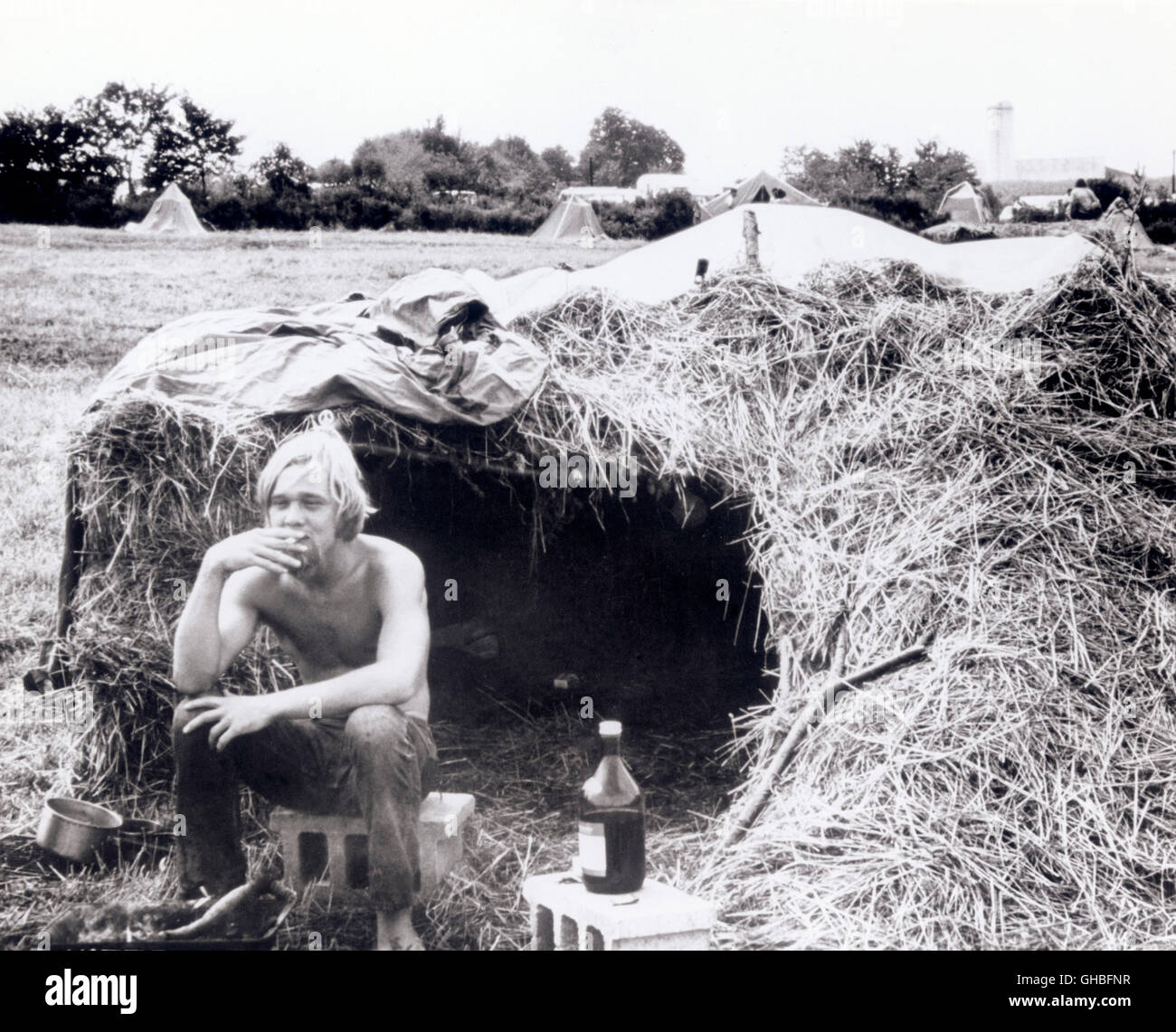 WOODSTOCK USA 1969 Michael Wadleigh chronique du film du légendaire festival de musique de Woodstock. 1969 fand das plein air.-Festival "Woodstock" in der kleinen Gemeinde Béthel westlich von New York statt. Eine halbe millions vite strömte spektakulärsten junger Amerikaner zum Festival der Rockgeschichte, das vor dem Hintergrund von Rassismus und zum Vietnamkrieg musikgeschichtlichen Hippie-Bewegung wurde der Höhepunkt. Ein Bild : Festivalbesucheri Strohballen vor senneur Unterkunft aus. Régie : Michael Wadleigh Banque D'Images