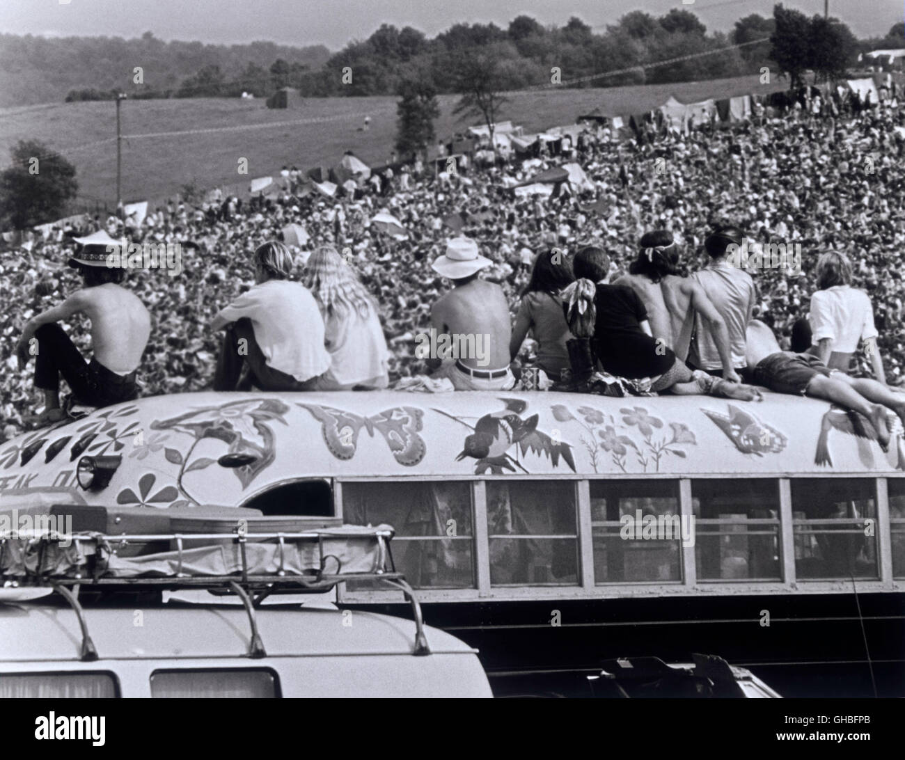 WOODSTOCK USA 1969 Michael Wadleigh chronique du film du légendaire festival de musique de Woodstock. 1969 fand das plein air.-Festival "Woodstock" in der kleinen Gemeinde Béthel westlich von New York statt. Eine halbe millions vite strömte spektakulärsten junger Amerikaner zum Festival der Rockgeschichte, das vor dem Hintergrund von Rassismus und zum Vietnamkrieg musikgeschichtlichen Hippie-Bewegung wurde der Höhepunkt. Bild : Junge Festivalbesucher auf dem Dach und mit Bus Flower-Power-Motiven régie : Michael Wadleigh Banque D'Images