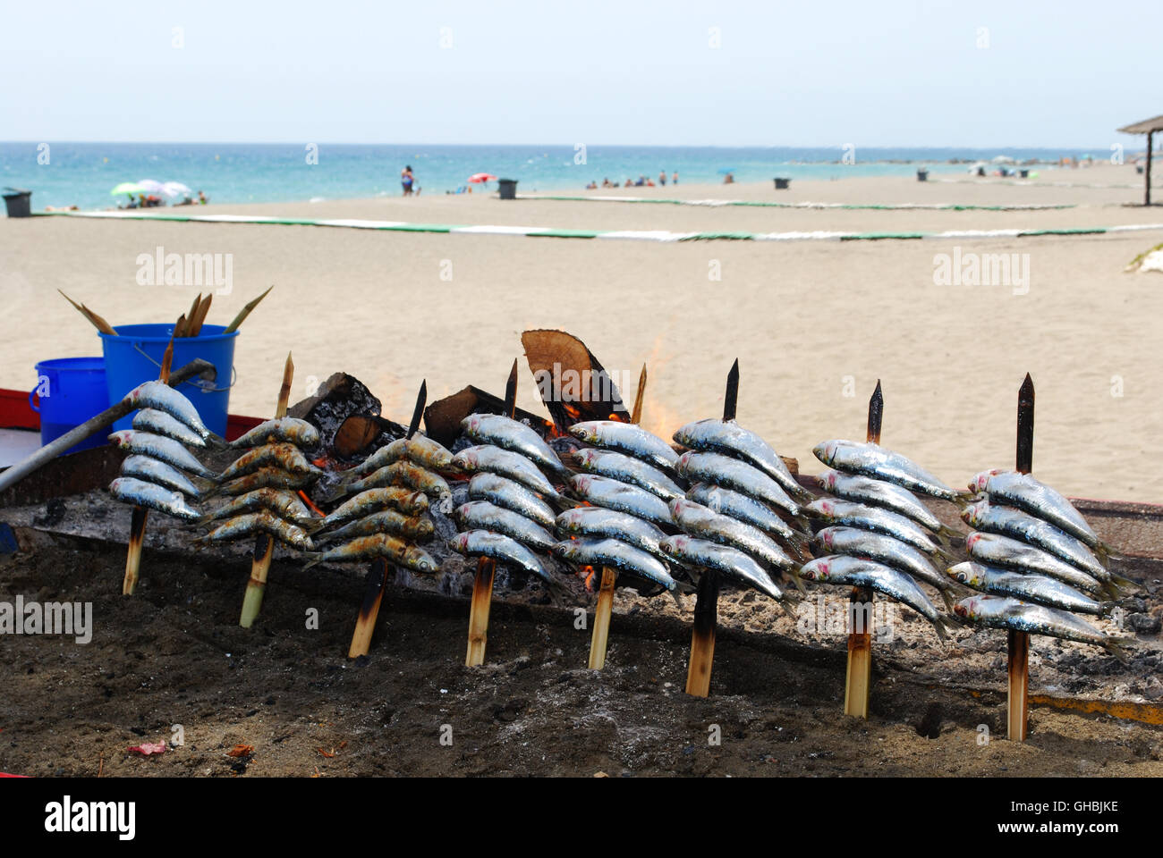 La cuisson des sardines sur un bateau le long de la plage, barbecue, Estepona, Province de Malaga, Andalousie, Espagne, Europe de l'Ouest. Banque D'Images