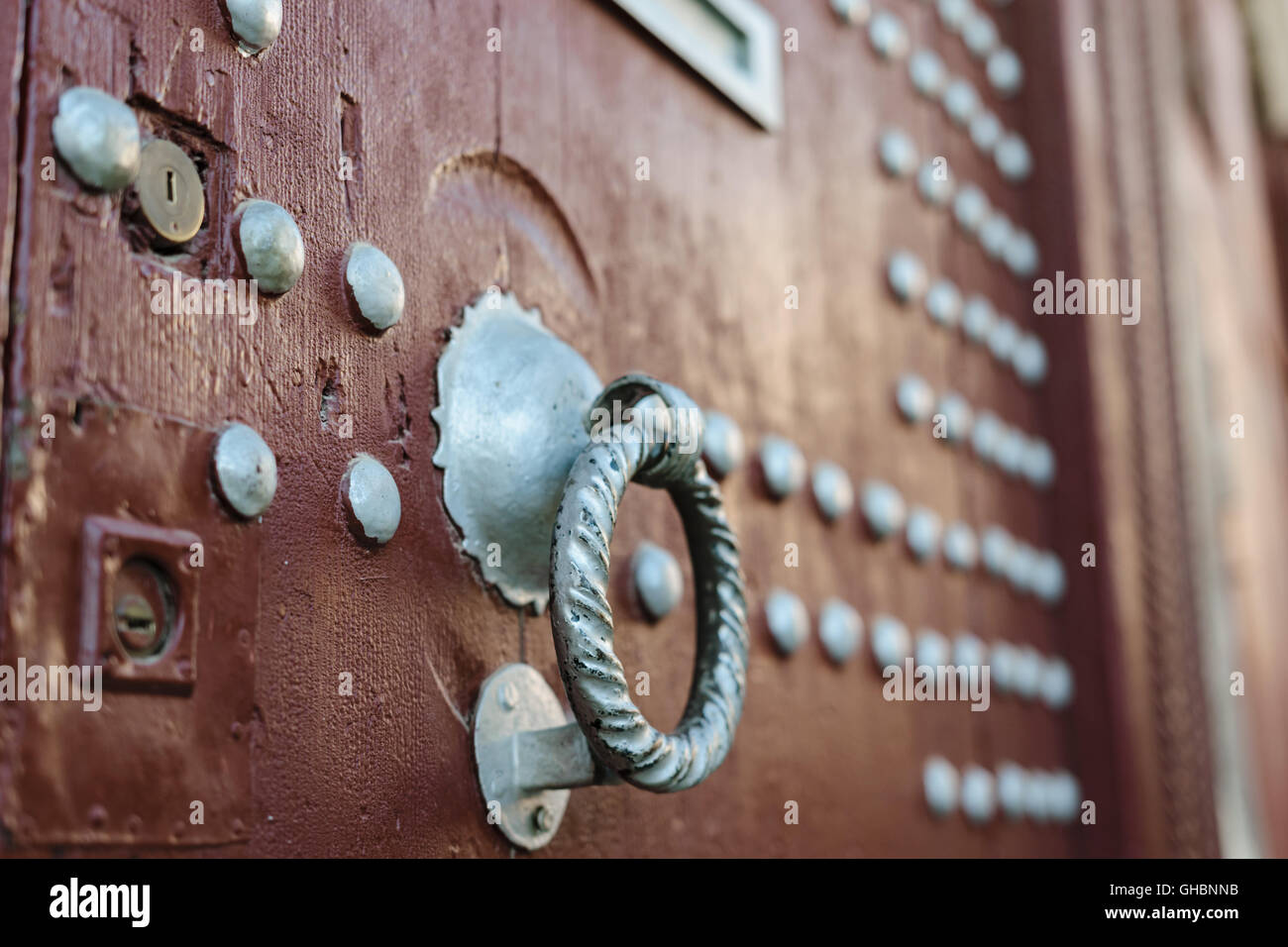 Doorknocker sur porte en bois brun, Maroc Banque D'Images
