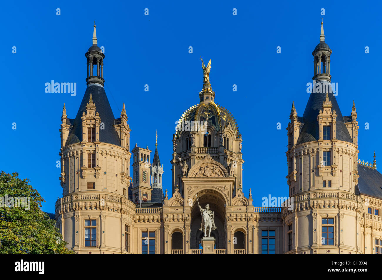 Géographie / billet, l'Allemagne, 1, Schwerin, façade du château avec statue équestre count Niklot I, Additional-Rights Clearance-Info-Not-Available- Banque D'Images