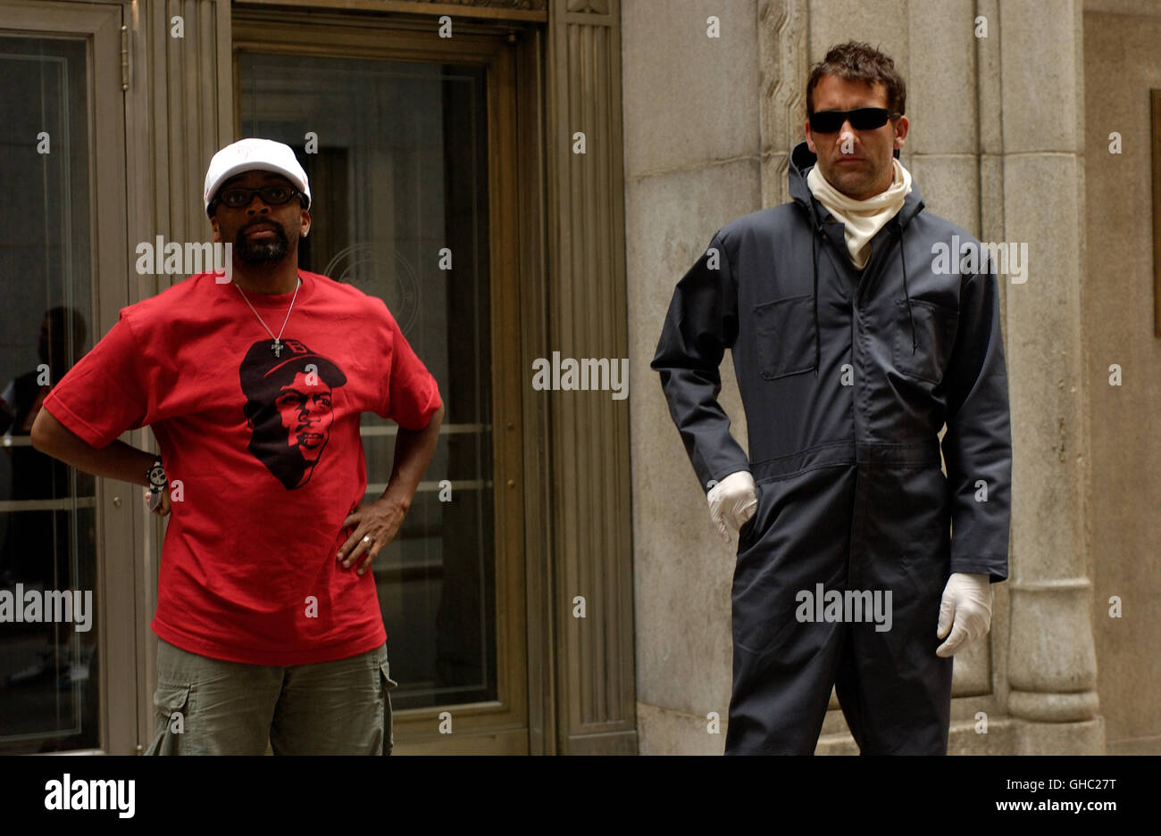 À l'intérieur de l'homme USA 2006 Directeur Spike Lee Spike Lee et CLIVE OWEN sur le tournage Regie : Spike Lee Banque D'Images