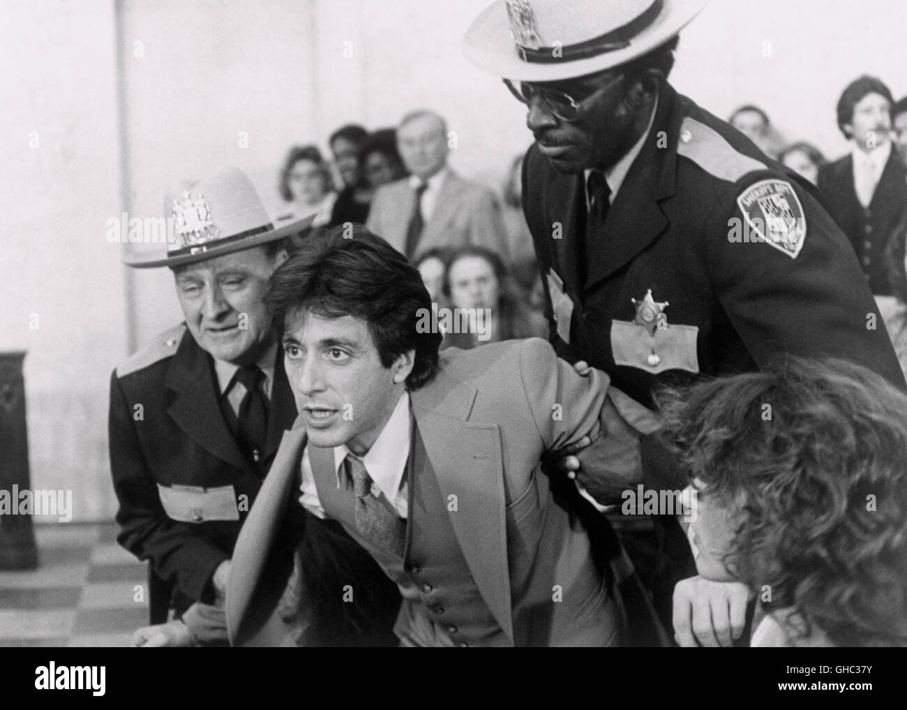 Und Gerechtigkeit für alle USA 1979 Norman Jewison Procureur Kirkland (Al Pacino) est cité pour outrage au tribunal en ce moment de 'et la justice pour tous". Mais il est d'accord avec l'accusation - il fait, admet-il, tenir ce tribunal dans un mépris total. Regie : Norman Jewison Banque D'Images