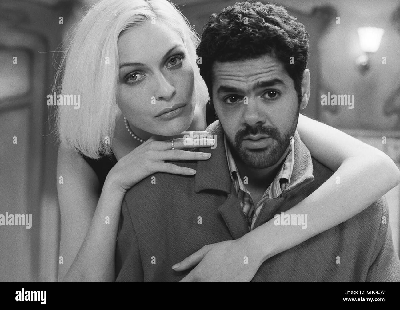 ANGEL-A Frankreich 2006 Luc Besson Angel-A (RIE RASMUSSEN) et Andre (JAMAL DEBBOUZE) Régie : Luc Besson Banque D'Images