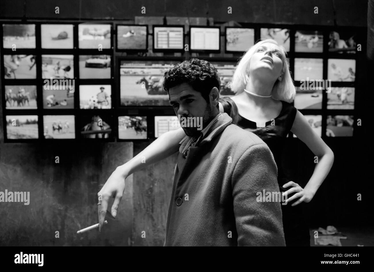 ANGEL-A Frankreich 2006 Luc Besson Angel-A (RIE RASMUSSEN) et Andre (JAMAL DEBBOUZE) Régie : Luc Besson Banque D'Images