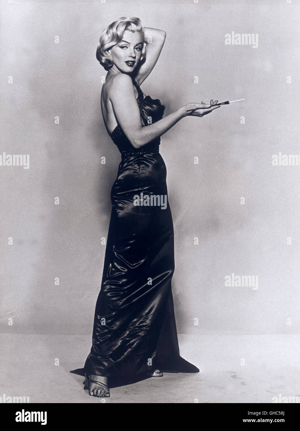 MARILYN MONROE avec porte-cigarette (1953) Banque D'Images