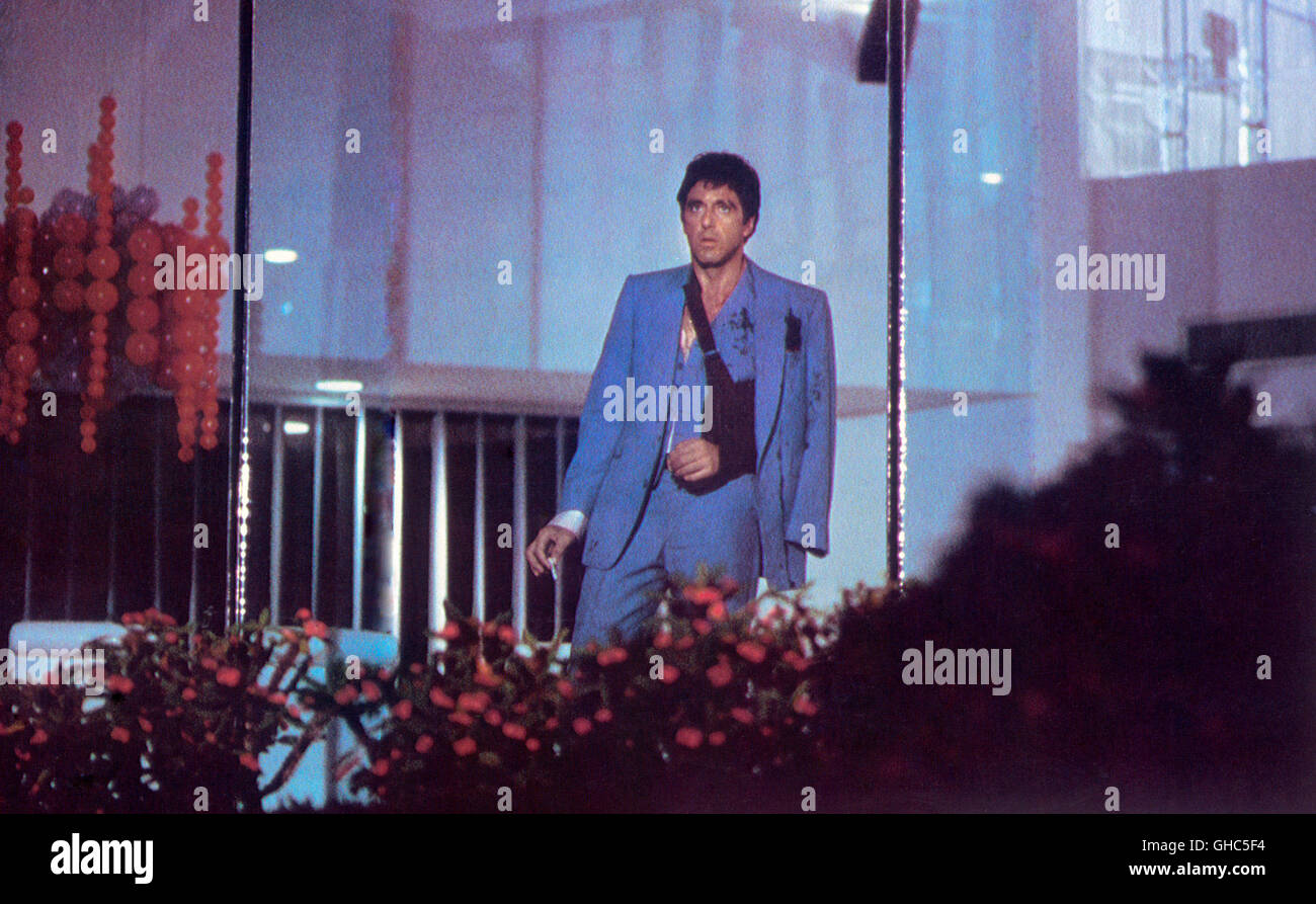 SCARFACE USA 1983 Brian De Palma Tony (Al Pacino) en action Regie : Brian De Palma Banque D'Images