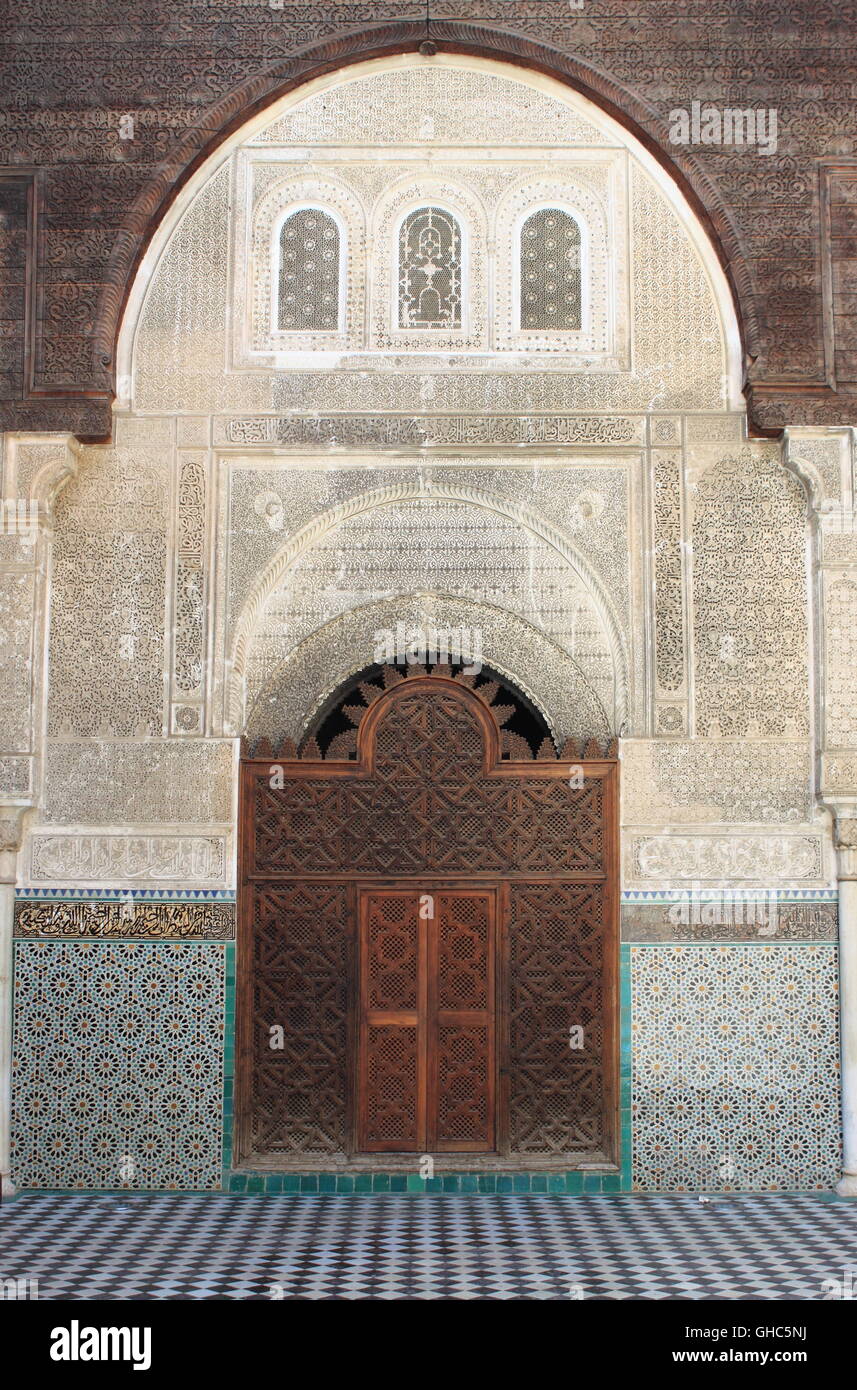 FES, MAROC - 12 mai : La Medersa Al-Attarine le 12 mai 2013 à Fès, Maroc. Al-Attarine est une madrasa de Fès medina Banque D'Images