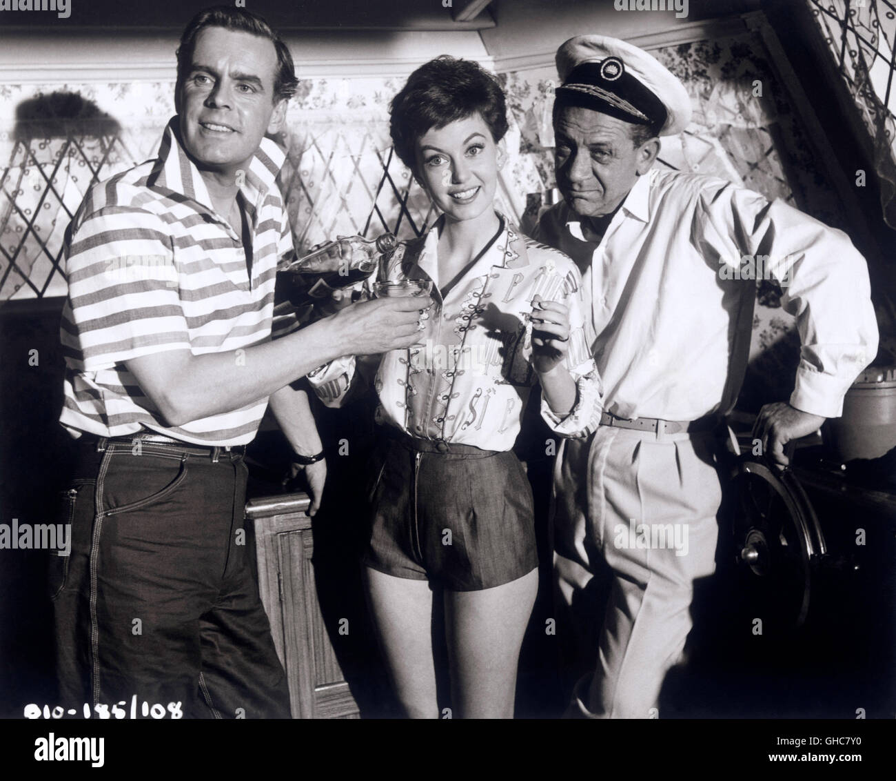 Couchette double UK 1961 C.M. Pennington-Richards Jack (IAN CARMICHAEL), Peggy (JANETTE SCOTT avec des casseroles chaudes), Sid (SID JAMES) Régie : C.M. Pennington-Richards Banque D'Images