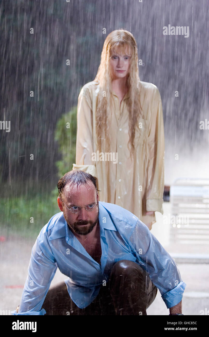 DAS MÄDCHEN AUS DEM WASSER dame dans l'eau USA 2006 M. Night Shyamalan Bryce Dallas Howard (la Dame) et Cleveland Heep (Paul Giamatti) dans la pluie Regie : M. Night Shyamalan aka. Dame dans l'eau Banque D'Images