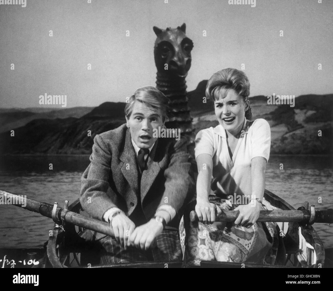 Ce qu'un Whopper UK 1961 Gilbert Gunn Tony Blake (ADAM FAITH), Marie (MAIRE-FRANCE) et à l'arrière-plan que le monstre du Loch Ness. Regie : Gilbert Gunn Banque D'Images