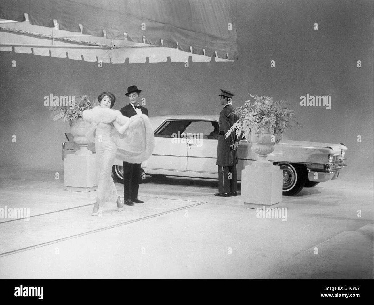 Ce qu'un chemin à parcourir ! Ce qu'une manière d'aller USA 1964 J. Lee Thompson Scène : Louisa Foster (Shirley Maclaine) portant des vêtements élégants avec Rod Anderson Jr. (Robert Mitchum), chauffeur et limousine. Regie : J. Lee Thompson aka. Ce qu'une manière d'aller Banque D'Images