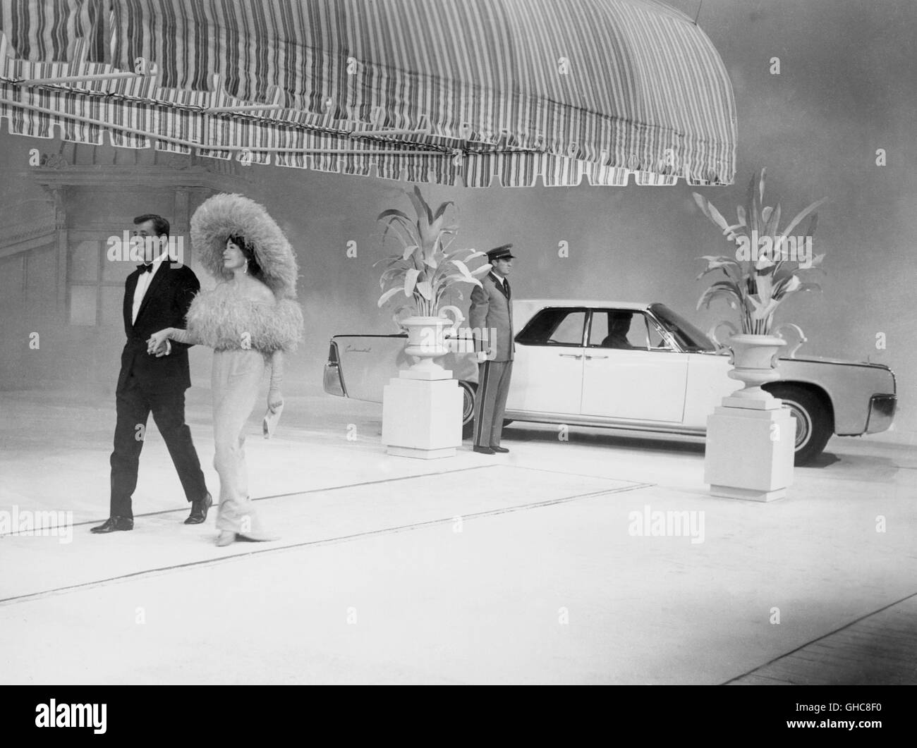 Ce qu'un chemin à parcourir ! Ce qu'une manière d'aller USA 1964 J. Lee Thompson Scène : Louisa Foster (Shirley Maclaine) portant des vêtements élégants avec Rod Anderson Jr. (Robert Mitchum), chauffeur et limousine. Regie : J. Lee Thompson aka. Ce qu'une manière d'aller Banque D'Images