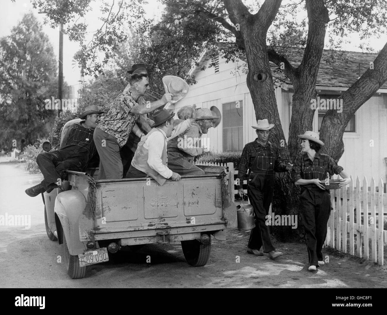 Ce qu'un chemin à parcourir ! Ce qu'une manière d'aller USA 1964 J. Lee Thompson Rod Anderson Jr. de scène (Robert Mitchum) et Louisa Foster (Shirley Maclaine) dans des combinaisons et jubilating mens dans une vieille Jeep Ford. Regie : J. Lee Thompson aka. Ce qu'une manière d'aller Banque D'Images