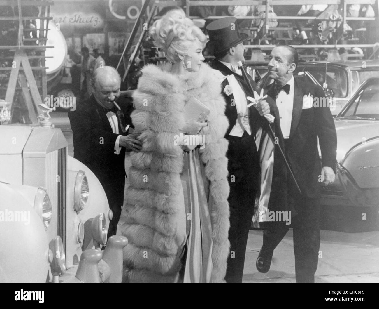 Ce qu'un chemin à parcourir ! Ce qu'une manière d'aller USA 1964 J. Lee Thompson Scène : Louisa Foster (Shirley Maclaine) portant un élégant manteau de fourrure. Regie : J. Lee Thompson aka. Ce qu'une manière d'aller Banque D'Images