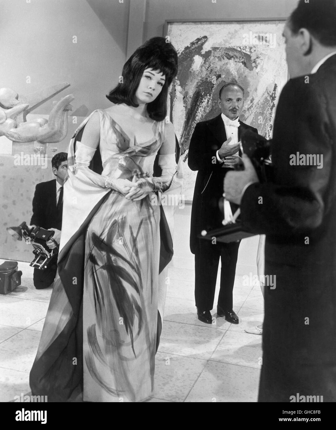 Ce qu'un chemin à parcourir ! Ce qu'une manière d'aller USA 1964 J. Lee Thompson Louisa Foster (Shirley Maclaine) dans une galerie Regie : J. Lee Thompson aka. Ce qu'une manière d'aller Banque D'Images