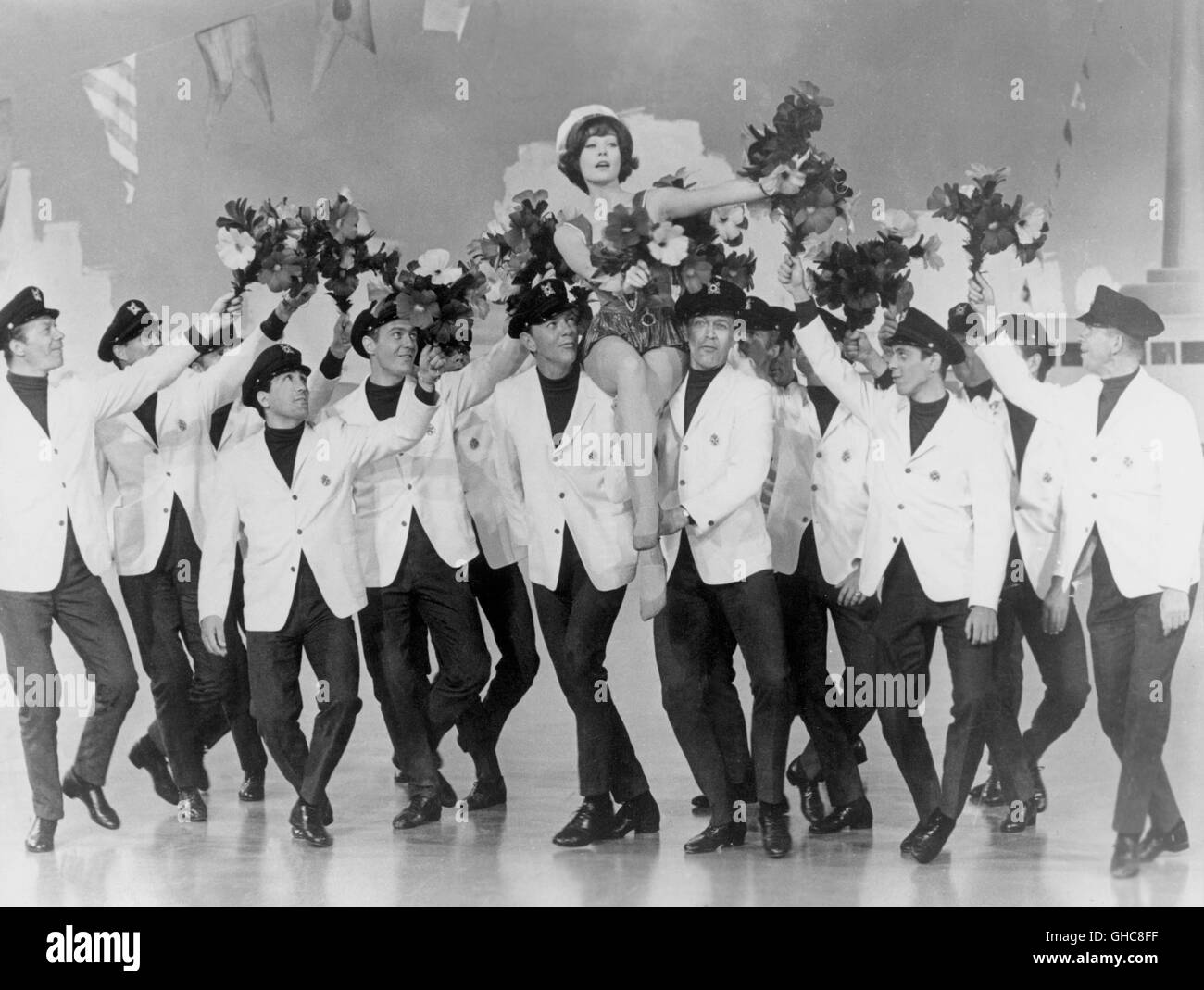 Ce qu'un chemin à parcourir ! Ce qu'une manière d'aller USA 1964 J. Lee Thompson Shirley Maclaine dans une scène avec les danseurs. Regie : J. Lee Thompson aka. Ce qu'une manière d'aller Banque D'Images