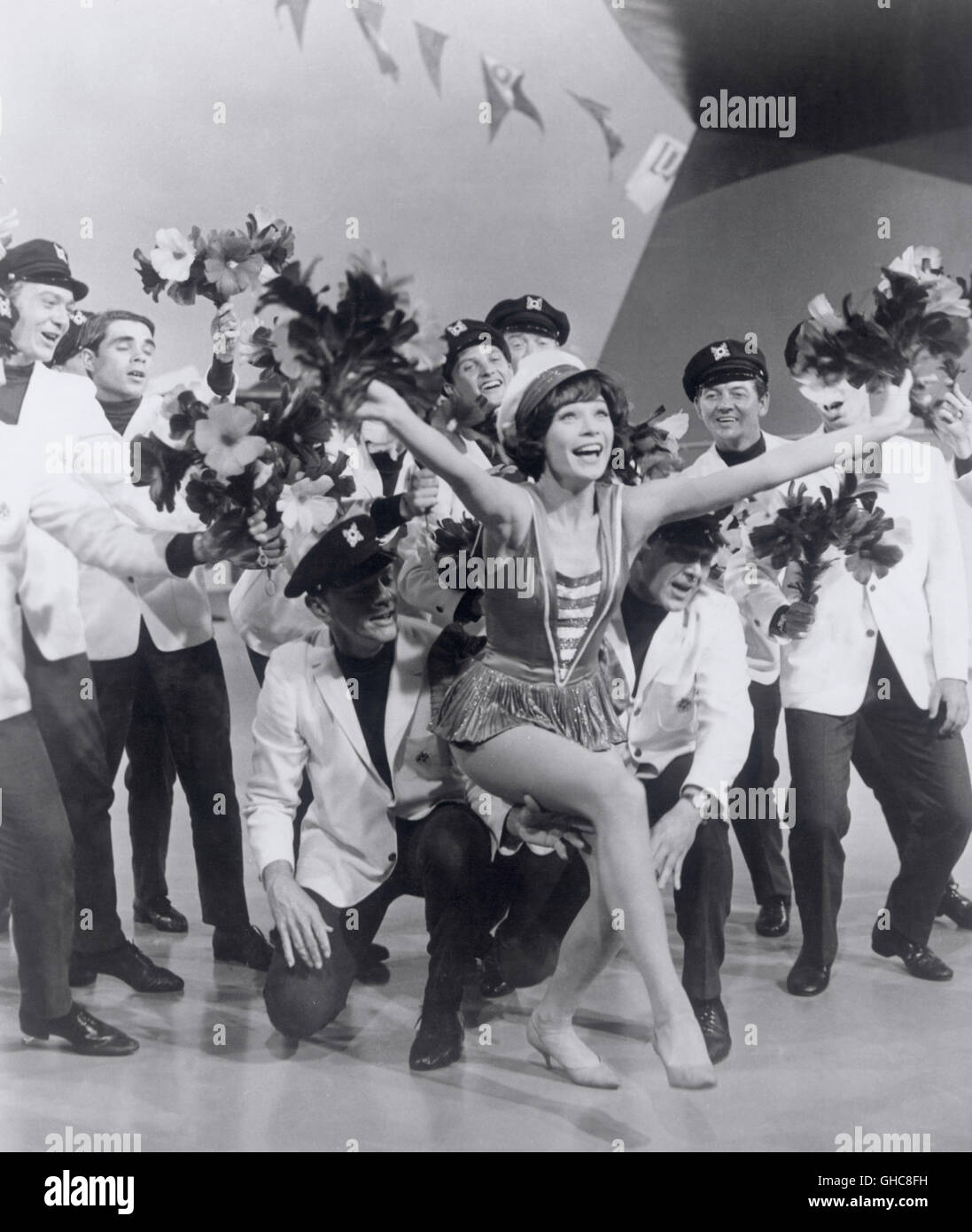 Ce qu'un chemin à parcourir ! Ce qu'une manière d'aller USA 1964 J. Lee Thompson Shirley Maclaine dans une scène de spectacle avec des danseurs Regie : J. Lee Thompson aka. Ce qu'une manière d'aller Banque D'Images