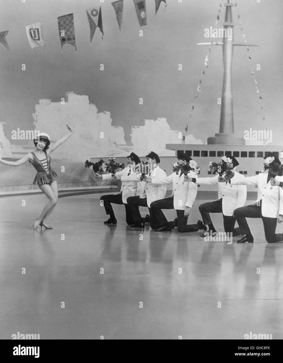 Ce qu'un chemin à parcourir ! Ce qu'une manière d'aller USA 1964 J. Lee Thompson Shirley Maclaine dans une scène de spectacle avec des danseurs Regie : J. Lee Thompson aka. Ce qu'une manière d'aller Banque D'Images