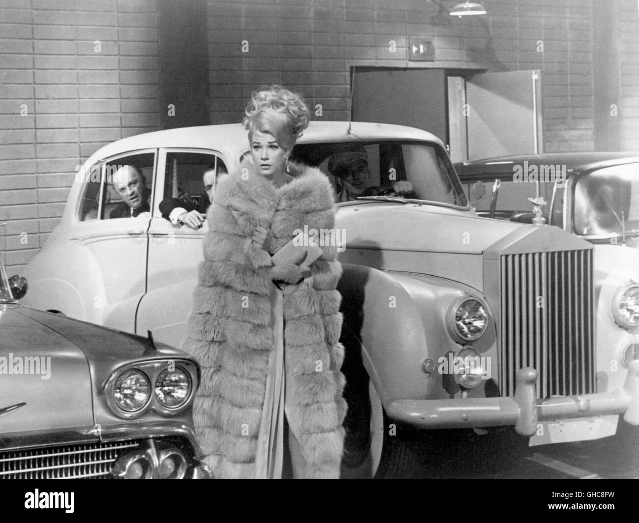 Ce qu'un chemin à parcourir ! Ce qu'une manière d'aller USA 1964 J. Lee Thompson Scène : Louisa Foster (Shirley Maclaine) portant un élégant manteau de fourrure avec Bentley Regie : J. Lee Thompson aka. Ce qu'une manière d'aller Banque D'Images