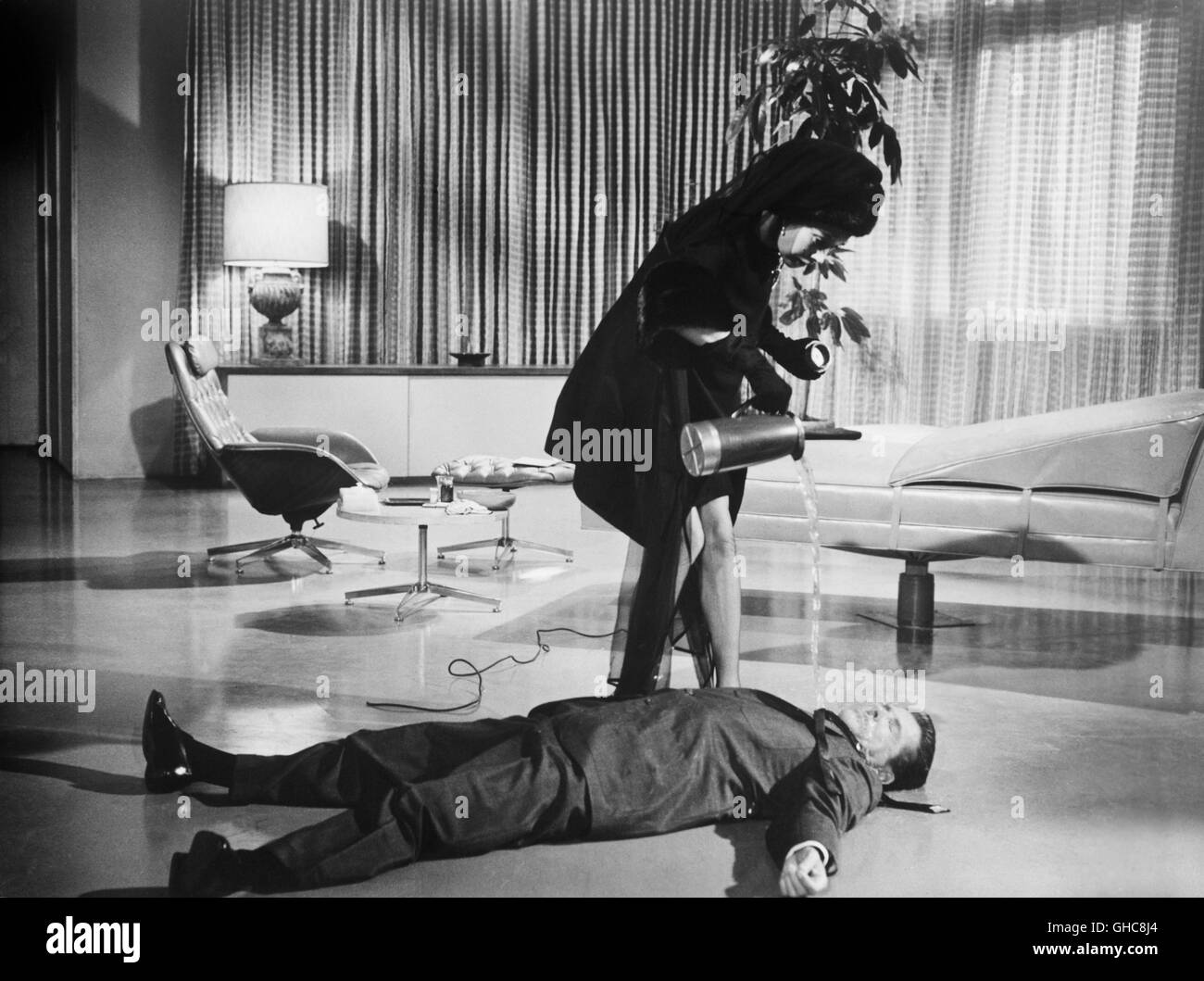 Ce qu'un chemin à parcourir ! Ce qu'une manière d'aller USA 1964 J. Lee Thompson Louisa (Shirley Maclaine) et l'homme dans un moment d'interdiction Regie : J. Lee Thompson aka. Ce qu'une manière d'aller Banque D'Images