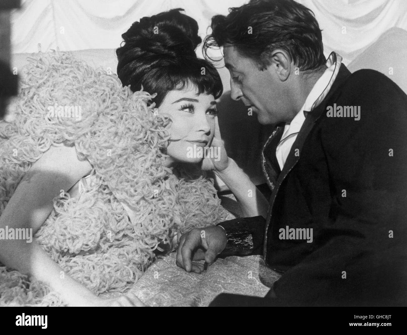 Ce qu'un chemin à parcourir ! Ce qu'une manière d'aller USA 1964 J. Lee Thompson Rod Anderson Jr. (Robert Mitchum), Louisa Foster (Shirley Maclaine) Régie : J. Lee Thompson aka. Ce qu'une manière d'aller Banque D'Images